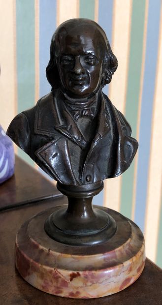 null Portrait of a man in bust form

Bronze, marble base

Total height : 14,5 cm

Wear...