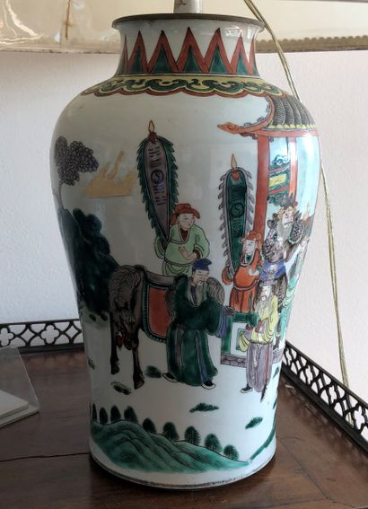 null CHINE

Vase en porcelaine à décor de guerriers aux émaux de la famille verte,...