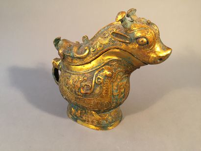 null CHINA, in the Shang style. 

Gong-type zoomorphic jug in metal alloy, the lid...