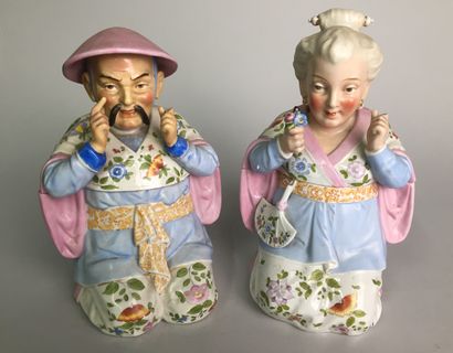 null Couple d’asiatiques en peignoir à fleurs, en prière. 

Porcelaine de Bohème

Circa...