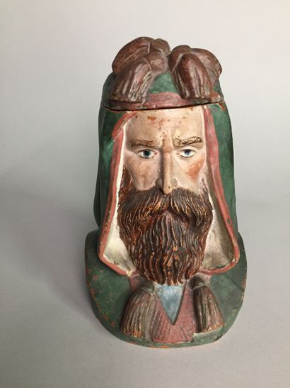null Tête d’homme barbu, avec capuche à pompon.

Grès peint et vernissé

Circa 1900...