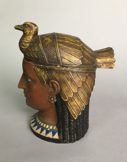 null Tête d’égyptienne avec chapeau en forme d’oiseau naturalisé. 

Terre cuite peinte...