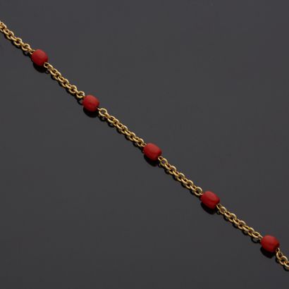 null 18K yellow gold 750‰ bracelet, adorned with five coral** elements, scandalized...