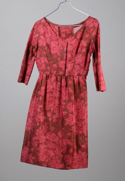 null TRAVAIL DE COUTURIÈRE

Robe en shantung de soie, imprimée d’un motif floral...