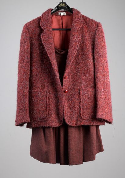 null TED LAPIDUS

Tailleur composé d’une veste en lainage bouclettes rouge, noir,...