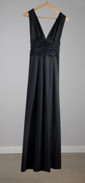 LORIS AZZARO 
Evening dress in black crepe,...
