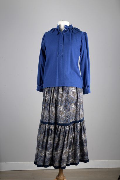 null SAINT-LAURENT RIVE GAUCHE

Lot composé d’une blouse en laine bleue, petit col...