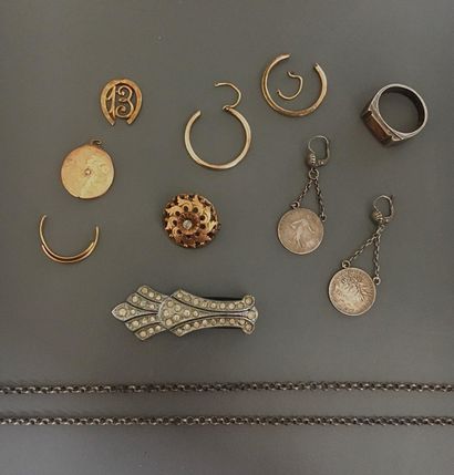 null Lot including: 

- a pair of silver pendant earrings 2nd title 800‰, each adorned...