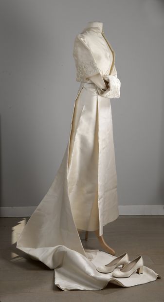 null CARVEN, N°10 913, MARIO BOLOGNA 

Wedding dress in ecru satin made up of a top,...