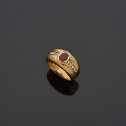 null Bague jonc en or jaune 18K 750‰, parée d’un rubis (traité) de forme ovale, épaulé...