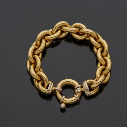 null 18K yellow gold 750‰ wide oval link forçat curb chain, fitted with a spring...
