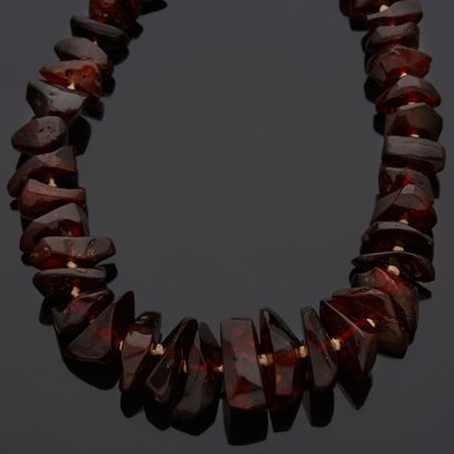 null Collier de galets d’ambre (traité).	

L. environ 75 cm