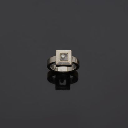 null CHOPARD - Bague Happy diamonds en or gris 18K 750‰, de forme carrée, parée d’un...