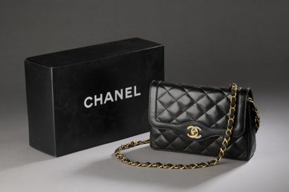 null CHANEL, circa 1995

Sac en cuir agneau partiellement matelassé noir, fermoir...