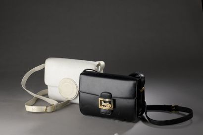 null 
CÉLINE 





- a bag in white grained calfskin, magnetic snap closure on flap,...