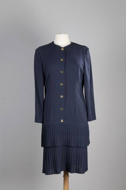 null GUY LAROCHE

Robe en crêpe marine, encolure ronde, simple boutonnage, manches...