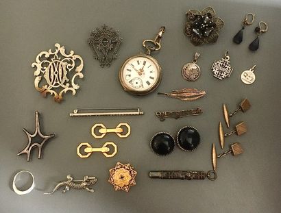null Lot including :

- BALENCIAGA - Gilt metal brooch, braided. 

- Metal lot, composed...