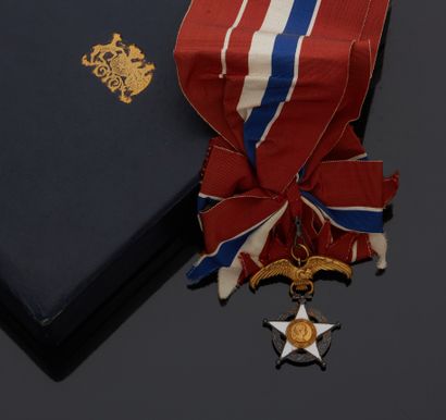 null République du Chili – Ordre pour le Mérite	

Croix de 1ère classe en métal doré...