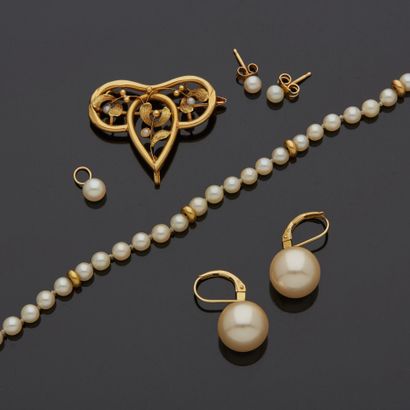 null Lot including:

- a necklace of choker cultured pearls, scandalized with 18K...