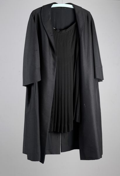null ANONYMOUS, GUY LAROCHE DIFFUSION

Ample black powder coat, shawl collar, two...