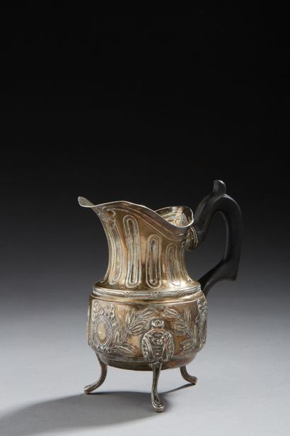 null Lot including: 

- a silver milk jug 2nd title 800‰, standing on three legs,...