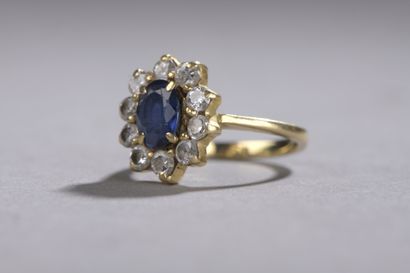 null Yellow gold, 18K 750‰ surround ring, adorned with an oval shaped sapphire surrounded...
