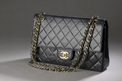 null CHANEL, circa 1988

Classic bag in black quilted lambskin leather, gold metal...