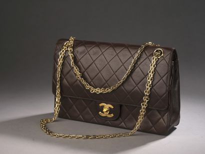 null CHANEL, circa 1980

Classic bag in partially quilted cocoa lambskin leather,...