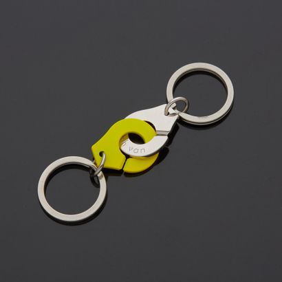 null * DINH VAN - Porte-clés en forme de menottes, l’une jaune en titane et l’autre...