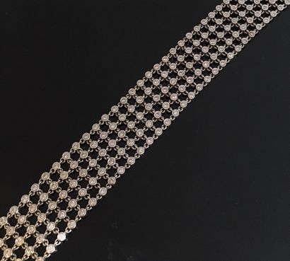 null 
Bracelet résille articulée en or gris 14K 585‰, composée de cinq rangs de diamants...
