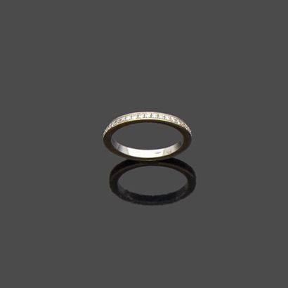 null White gold wedding band, 18K 750‰, set with brilliant-cut diamonds.

Finger...