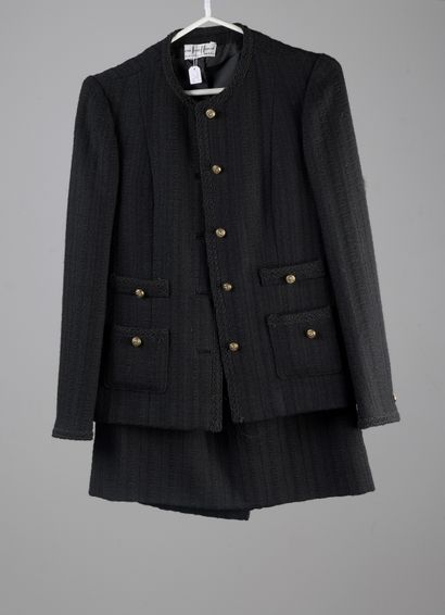 null JEAN-JOSÉ HERCOT

Tailleur en lainage noir composé d’une veste gansée, encolure...