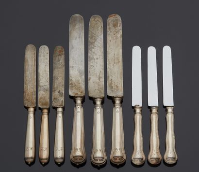 null Lot including :

- six table knives with silver plated handles, fiddleback pattern,...