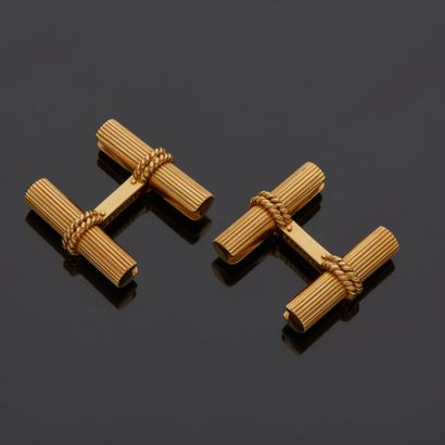 null VAN CLEEF ARPELS - A pair of 18K yellow gold 750‰ cufflinks, consisting of a...