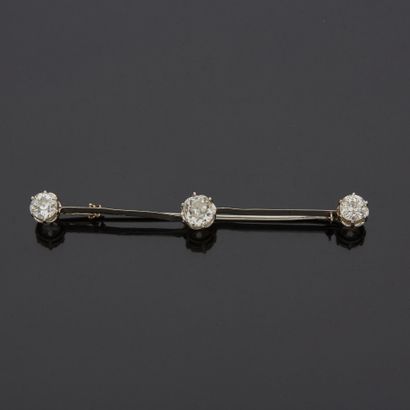 null Platinum 850‰ and 18K white gold 750‰ barrette brooch, scandalized with three...
