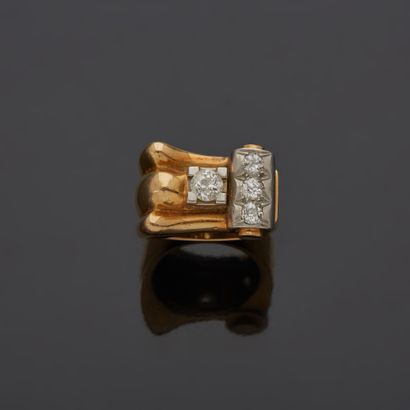 null An 18K yellow gold 750‰ and platinum 800‰ ring, asymmetrical, adorned with scrolls...