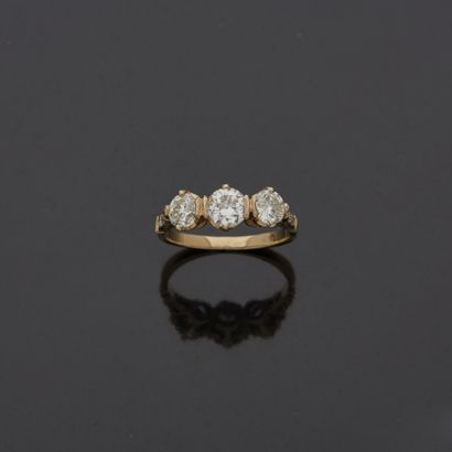 null Bague en or jaune 18K 750‰, dite jarretière sertie de trois diamants demi-taille,...