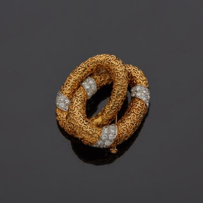 null O.J. PERRIN - Two-tone 18K gold 750‰ lapel clip, composed of two intertwined...