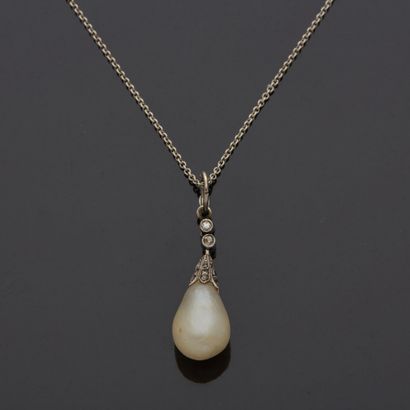 null Platinum 850‰ pendant, adorned with a fine pear-shaped pearl mounted on a colette...