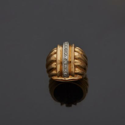 null Ball ring, in 18K yellow gold 750‰ and platinum 850‰ with gadroon decoration,...