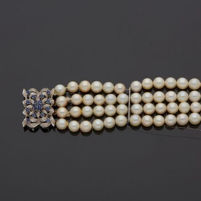 null Bracelet 4 rangs de perles de culture, muni d’un fermoir de forme rectangulaire...