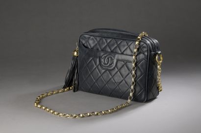null CHANEL, circa 1980

Navy quilted lambskin leather bag, zipper with pompom slider,...
