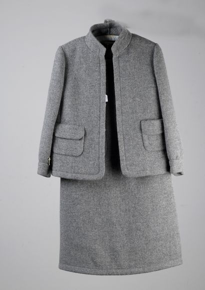 null JEAN PATOU BOUTIQUE

Grey mottled wool outfit, consisting of a sleeveless dress,...