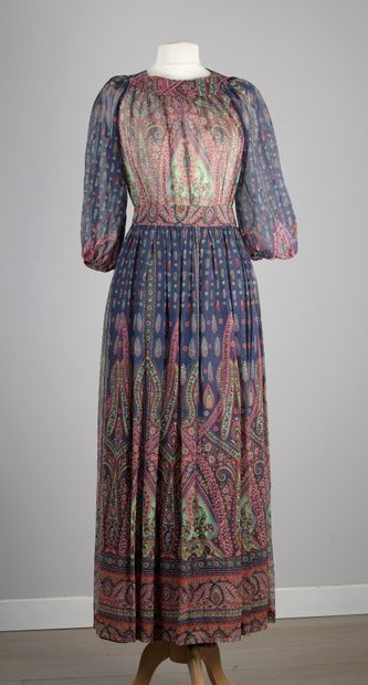 null D. MOLHO CREATIONS

Long dress in navy crepe printed with a multicolored botehs...