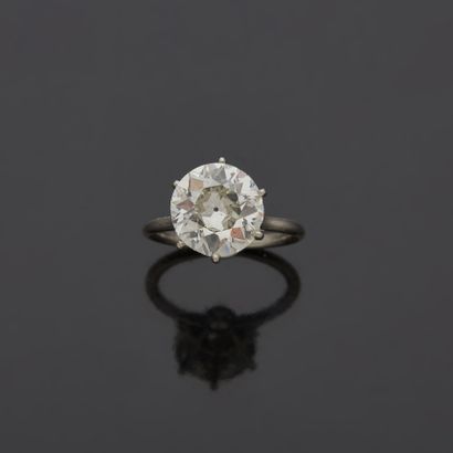 null Solitaire en or blanc 18K 750‰, serti d’un diamant demi-taille pesant 4,88 carats.	

Tour...