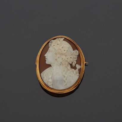 null An 18K yellow gold 750‰ brooch, oval in shape, adorned with a cameo on shell...