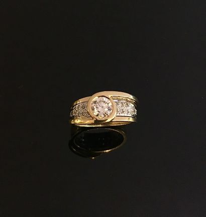 null An 18K yellow gold 750‰ and platinum 850‰, two-tiered ring, consisting of a...
