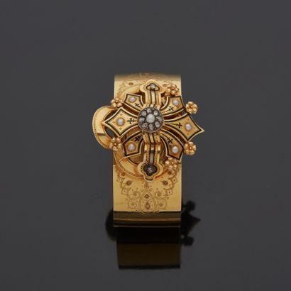 null Rigid 18K yellow gold bracelet 750 ‰, composed of hinged plates, in its center...