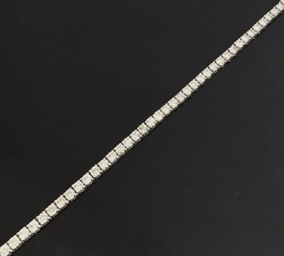 null Tennis bracelet in 18K white gold 750‰, adorned with a line of brilliant cut...