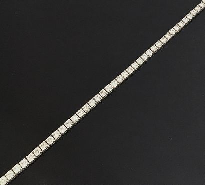 null Bracelet Tennis en or gris 18K 750‰, paré d’une ligne de diamants brillantés....